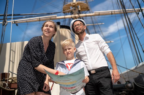 En familie besøger Fregatten Jylland