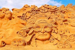 Et flot Indianerhoved omkranset af ugler fra Sandskulpturfestival i Søndervig