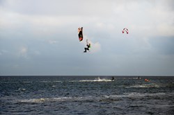 Kitesurfere på havet ved Søndervig