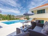 Denne moderne indrettede ferielejlighed til 5 personer med tilhørende pool, er helt ideelt til familien med børn. Lejligheden ligger i Trogir.