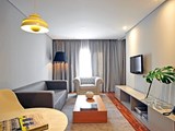 Rummelig 2-værelses lejlighed på 53 m² til 2 personer beliggende i et moderne og komfortabelt lejlighedshotel midt i Lissabon.