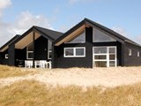 Helt nyt spændende arkitekttegnet feriehus til 6 personer beliggende i Rindby tæt på stranden med flere terrasser, både overdækkede og åbne.