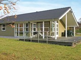 Ved Gjerrild Nordstrand, på det nordlige Djursland, ligger dette charmerende sommerhus til 8 personer på en stor grund med en god græsplæne og sandkasse.
