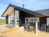 Eksklusivt sommerhus til 8 personer beliggende på en naturgrund i Nørlev, kun 150 m fra badestrand.