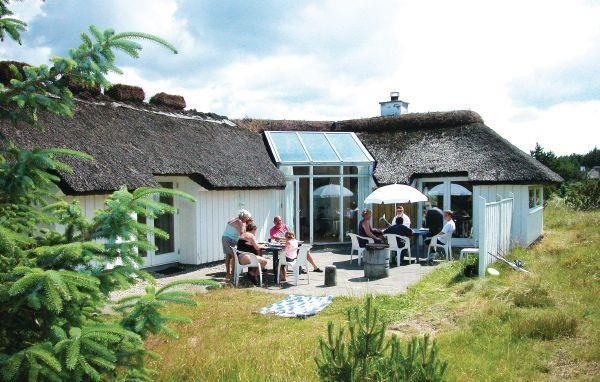 Attraktivt sommerhus til 8 personer beliggende på en naturgrund i Grønne Strand.