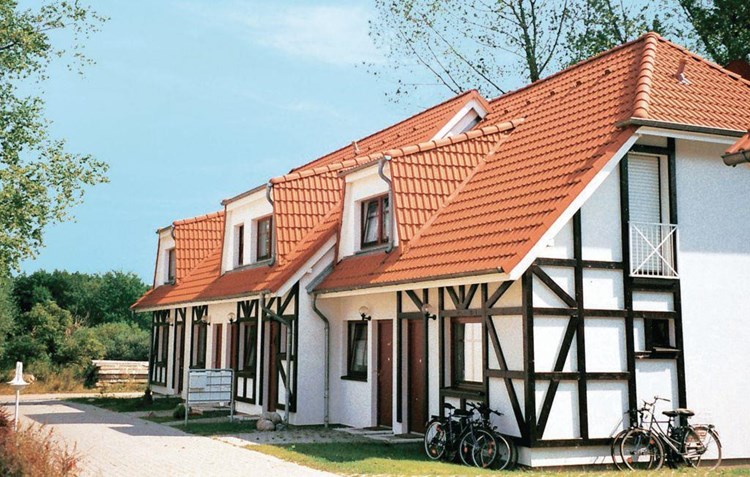 Hyggelig og praktisk indrettet lejlighed til 2 personer beliggende i byen Gustow, ca. 6 km fra Rügendamm på øen Rügen.