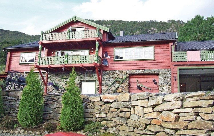 Stort og dejligt feriehus til 22 personer beliggende 50 m fra Ølensfjorden med panoramaudsigt over det smukke fjordlandskab.