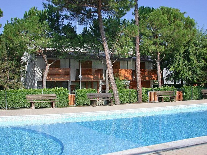 I den lille by Lignano Pineta ligger dette 5-værelses rækkehus til 7 personer med fælles pool, 800 m fra havet.