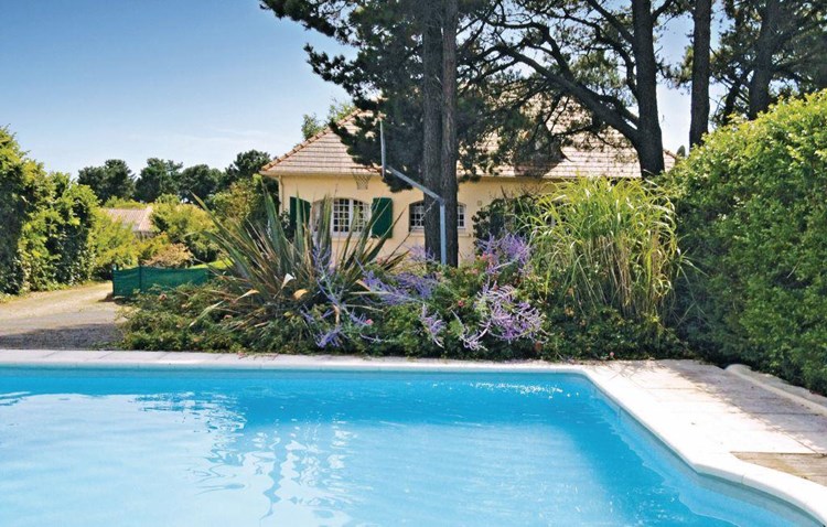 Dette feriehus til 11 personer med seks soveværelser, privat pool og en dejlig stor have ligger i hjertet af landsbyen Brem-sur-Mer, 2 km fra stranden.