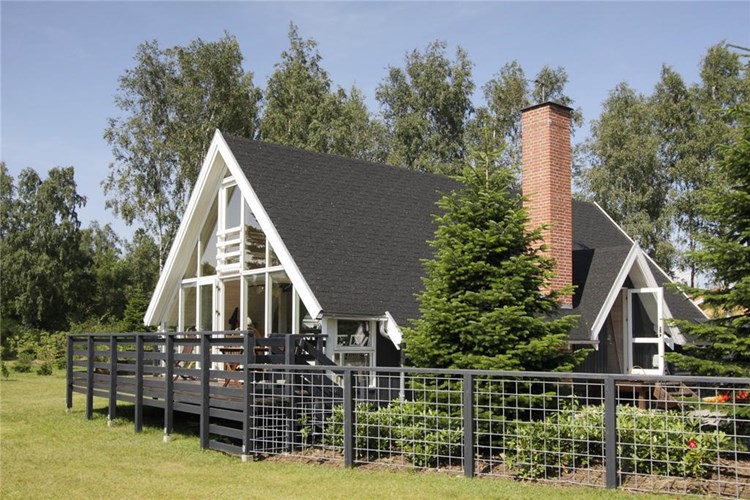Flot og velholdt sommerhus i 2 plan til 8 personer beliggende i Virksund tæt på fjorden.