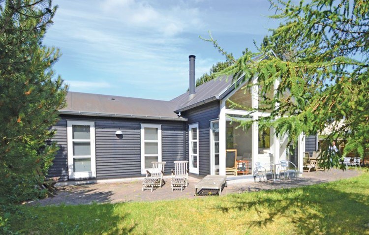 Sommerhus til 6 personer beliggende i 1. række til Elsegårde Strand på en tæt beplantet naturgrund med buske og træer.
