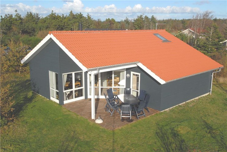 Dejlig feriehus i træ til 8 personer er beliggende i Helligsø meget tæt på Limfjorden i Thy.