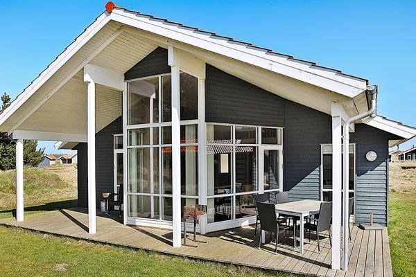 Sommerhus til 8 personer med spabad beliggende i Fjand tæt på både det brusende Vesterhav og Nissum Fjord.