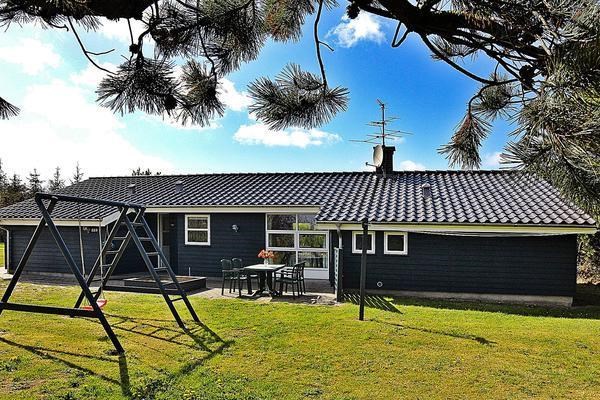 Er I til afslappet eller aktiv ferie, så er dette sommerhus til 8 personer, der ligger på en 1200 m² stor naturgrund i Sønder Nissum, absolut en overvejelse værd.