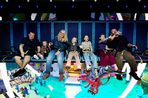 Bliv suget ind i THE LEGO® MOVIE™ universet i Emmet’s Flying Adventure