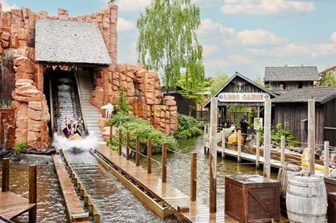 Forlystelsen LEGO® Canoe, hvor en kano slutter med fuld fart ned ad et hvirvlende vandfald