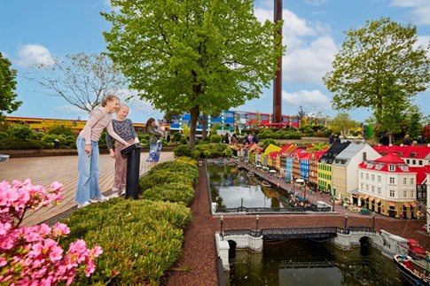 To piger beundrer Nyhavn i Miniland i LEGOLAND® Billund Resort