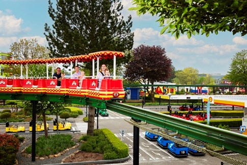 En familie på tur med toget Monorail i LEGOLAND® Billund Resort