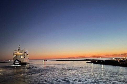 Scandlines' hybridfærge Deutschland i Rødby i solnedgang