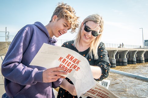 to personer med kort