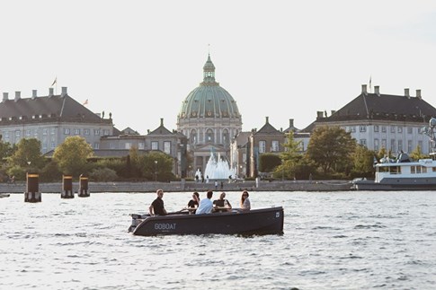 En GoBoat foran Amalienborg i København