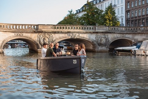 En vennegruppe på tur i en GoBoat i København