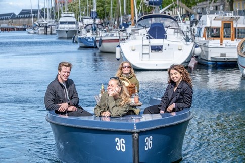 Fire unge mennesker på tur i en GoBoat i København