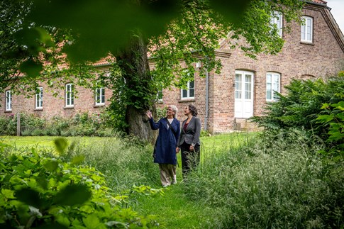 To personer uden for præstegården