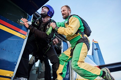 To faldskærmspringere fra Dropzone Denmark gør klar til at hoppe ud af flyet