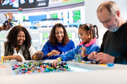 En familie bygger med LEGO® klodser i LEGO® House