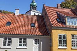 Farverige huse med Ærøskøbing Kirke i baggrunden