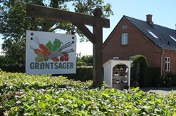 Grøntsagsskilt ved en vejbod på Samsø