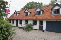 Sommerhus på Ærø med to cykler parkeret foran huset
