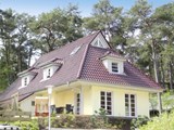 Feriebolig (del af et dobbelthus) til 8 personer beliggende i Usedom i udkanten af skoven og kun 100 m fra havet.