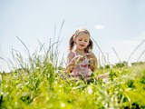 lille pige på eng