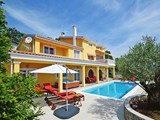 3-værelses halvt dobbelthus til 5 personer beliggende i Bregi, 4 km fra Opatija. Til huset hører en dejlig udendørs fælles pool og jacuzzi.