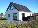 Dejligt nybygget sommerhus til 4 personer med haveudsigt fra 1. sal beliggende i Slettestrand.