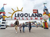 En familie ved indgangen til LEGOLAND® Billund Resort