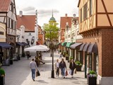 En gade med butikker i Designer Outlet Neumünster