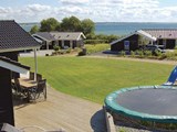 Dejligt swimmingpoolhus til 10 personer beliggende i et hyggeligt feriehusområde i Kelstrup med en skøn udsigt over Lillebælt.