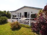 Hyggeligt sommerhus til 6 personer beliggende i Diernæs i anden række til vandet med udsigt til havet fra såvel hus som grund.