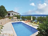 Dette praktisk indrettede feriehus til 6 personer er beliggende i Omis-Krilo Jesenice, på en lille bakke og har en betagende udsigt over havet og øerne.
