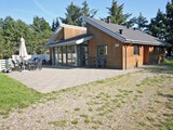 Meget flot sommerhus med spa og sauna til 8 personer, beliggende i Vejers Strand på en rolig naturgrund, ca. 1500 m fra stranden.