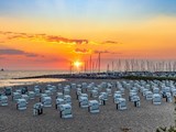 Strandstole i solnedgangen på en strand ved Østersøen i Mecklenburg-Vorpommern