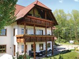 Skøn ferielejlighed i tagetagen til 4 personer beliggende i et feriehus med fem boliger i rolige og idylliske omgivelser med udsigt over Fichtelgebirge i Altenkundstadt.