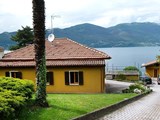 300 m fra centrum af Caldé og kun 40 m fra søen ligger dette 3-værelses feriehus til 6 personer med en smuk udsigt over søen.