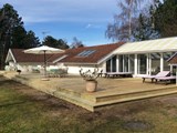 Dejligt sommerhus til 12 personer beliggende i Nykøbing Sjælland med indendørs pool, spa og sauna.