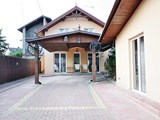 Hyggelig 2-værelses lejlighed på 77 m² til 4 personer beliggende i 2-familiehuset "Okrzei", 5 km fra bymidten i distriktet Lagiewiniki-Borek Falecki.