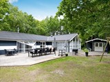 Sommerhus til 12 personer fra 1992 med swimmingpool, spabad, sauna og motionscykel. Huset er beliggende ved Fjellerup Strand.