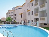 Denne smagfuldt indrettede lejlighed til 4 personer ligger i grønne og rolige omgivelser i Golf Las Ramblas med tilhørende fælles udendørs swimmingpool.